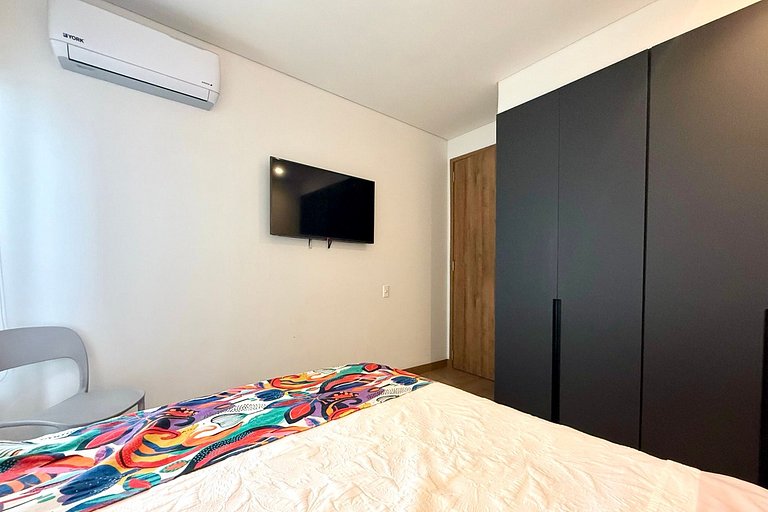 New & Modern 21st Floor Unit Near Historic Center