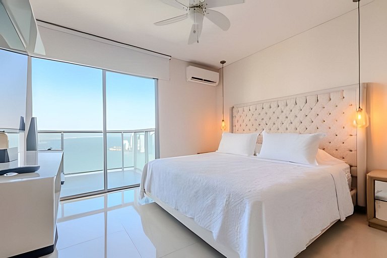 Experience luxury in Bocagrande with a bay view on the 33rd