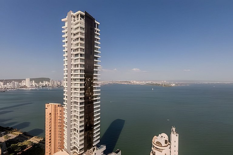 Experience luxury in Bocagrande with a bay view on the 33rd