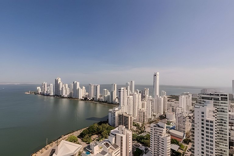 Experience luxury in Bocagrande with a bay view on the 33rd