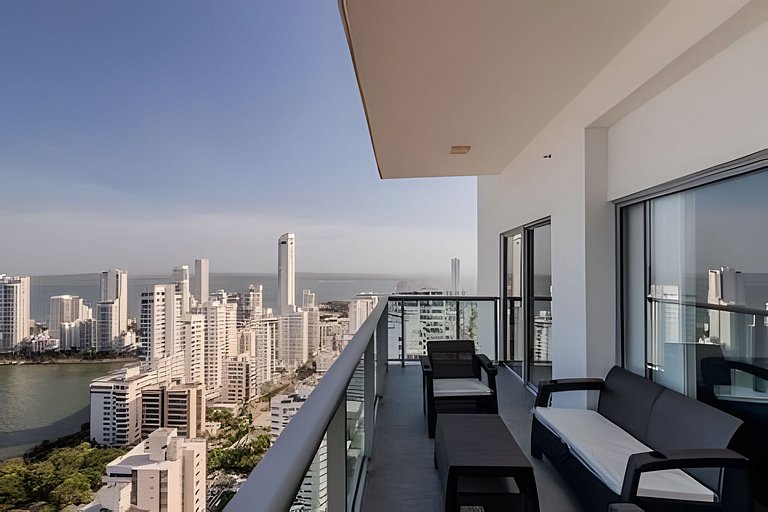 Experience luxury in Bocagrande with a bay view on the 33rd