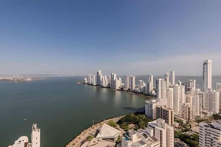 Experience luxury in Bocagrande with a bay view on the 33rd