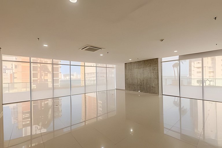 Experience luxury in Bocagrande with a bay view on the 33rd