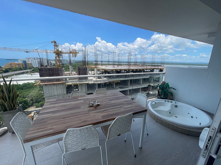 Luxury 2BR Jacuzzi Sea View 14th Floor